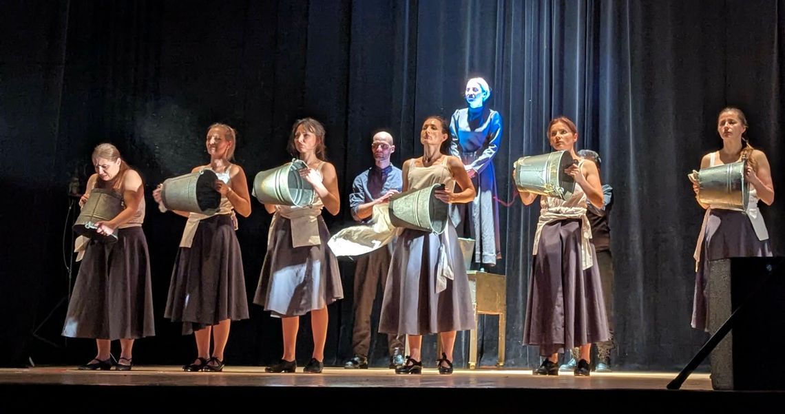 Teatr, który zostaje pod skórą. „Szepczące w ciemnościach” poruszyły widzów KKoFFeiny