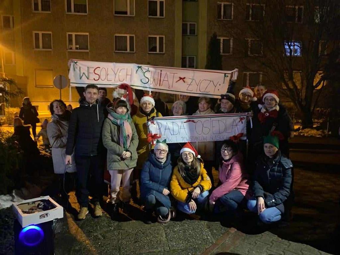 Teatr Ognia, darmowy poczęstunek i świąteczna fotobudka. Rada Osiedla Piastów zaprasza dzisiaj na spotkanie choinkowe