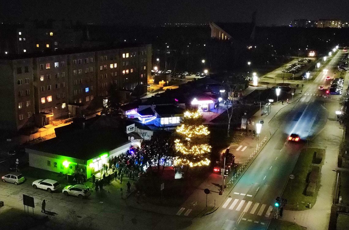 Teatr Ognia, poczęstunek, fotobudka i Święty Mikołaj na podnośniku. Rada Osiedla Piastów zorganizowała świąteczne spotkanie dla swoich mieszkańców