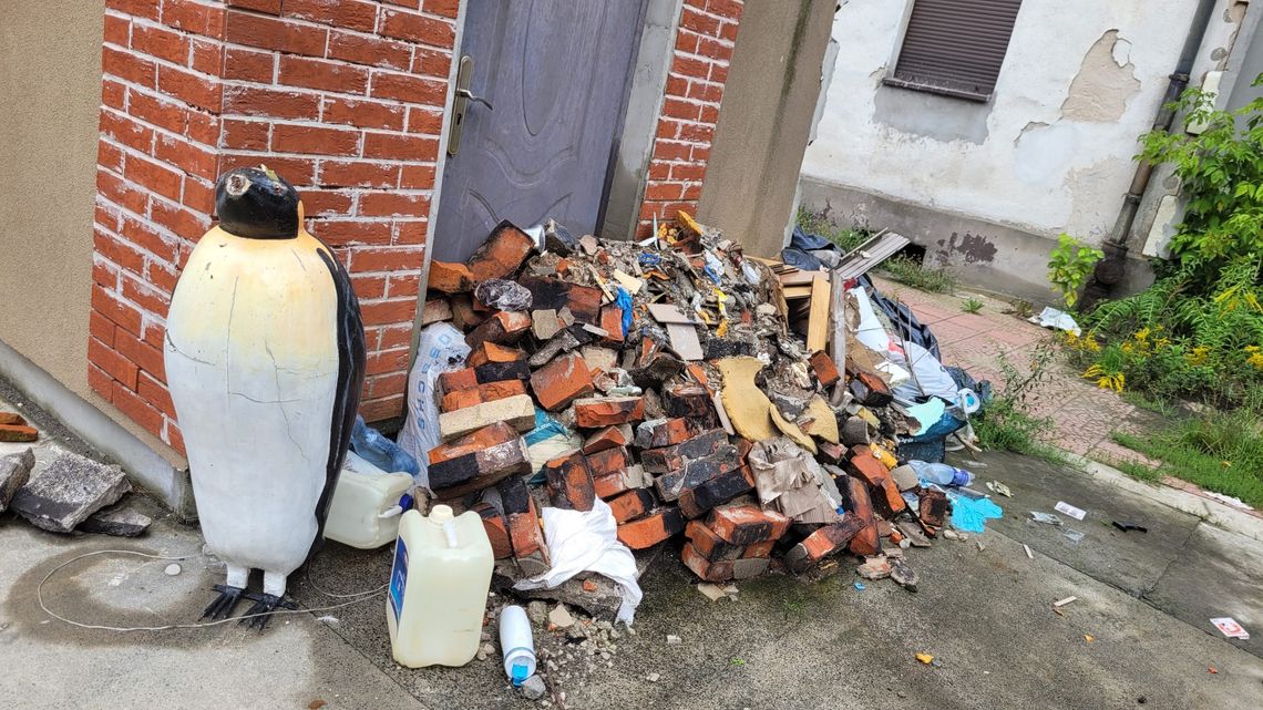 Tej sterty odpadów strzeże pingwin. Mieszkańcy ulicy Głowackiego i problem z górą gruzu i śmieci