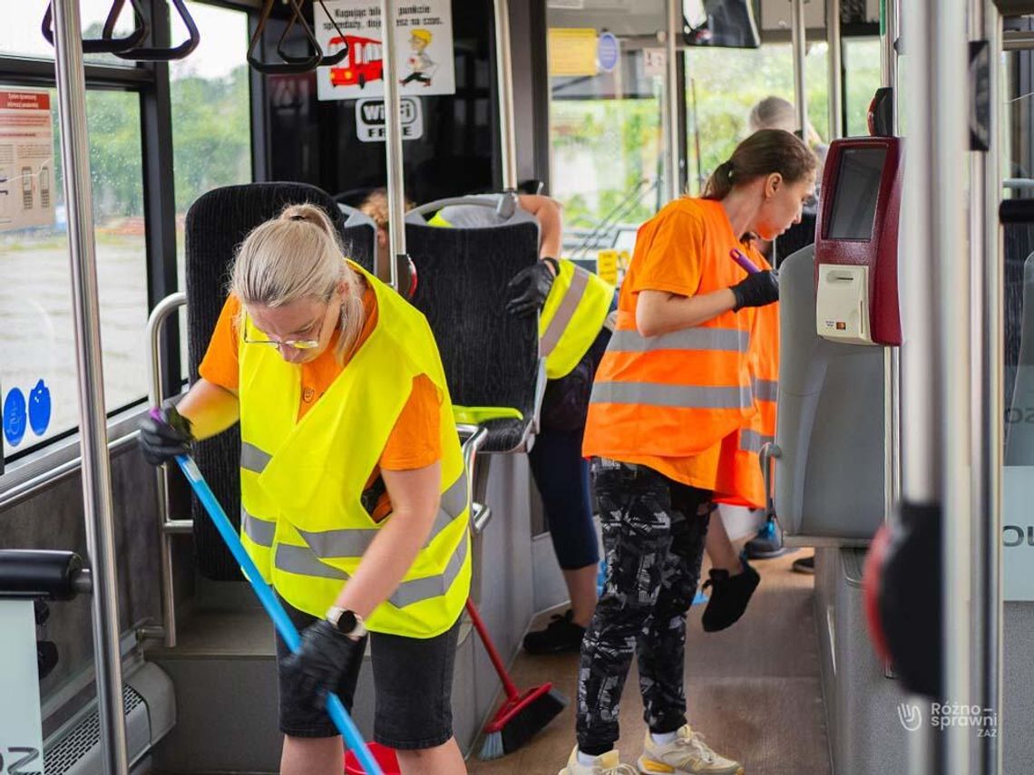 Teraz oni dbają o czystość w miejskich autobusach. Zakład Aktywności Zawodowej. „Różnosprawni” wygrał przetarg MZK