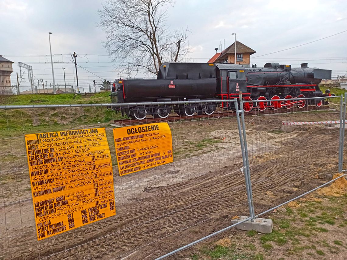 Teren przy lokomotywie to teraz plac budowy. Miasto zaczęło urządzanie skweru Kolejarzy