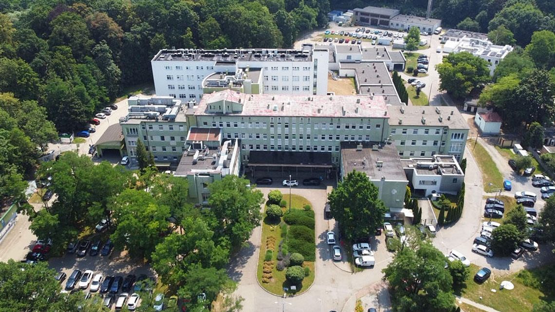 Teren wokół kozielskiego szpitala czekają duże zmiany. Będą nowe nasadzenia, ławki i wygodniejsze dojścia Teren wokół kozielskiego szpitala czekają duże zmiany. Będą nowe nasadzenia, ławki i wygodniejsze dojścia