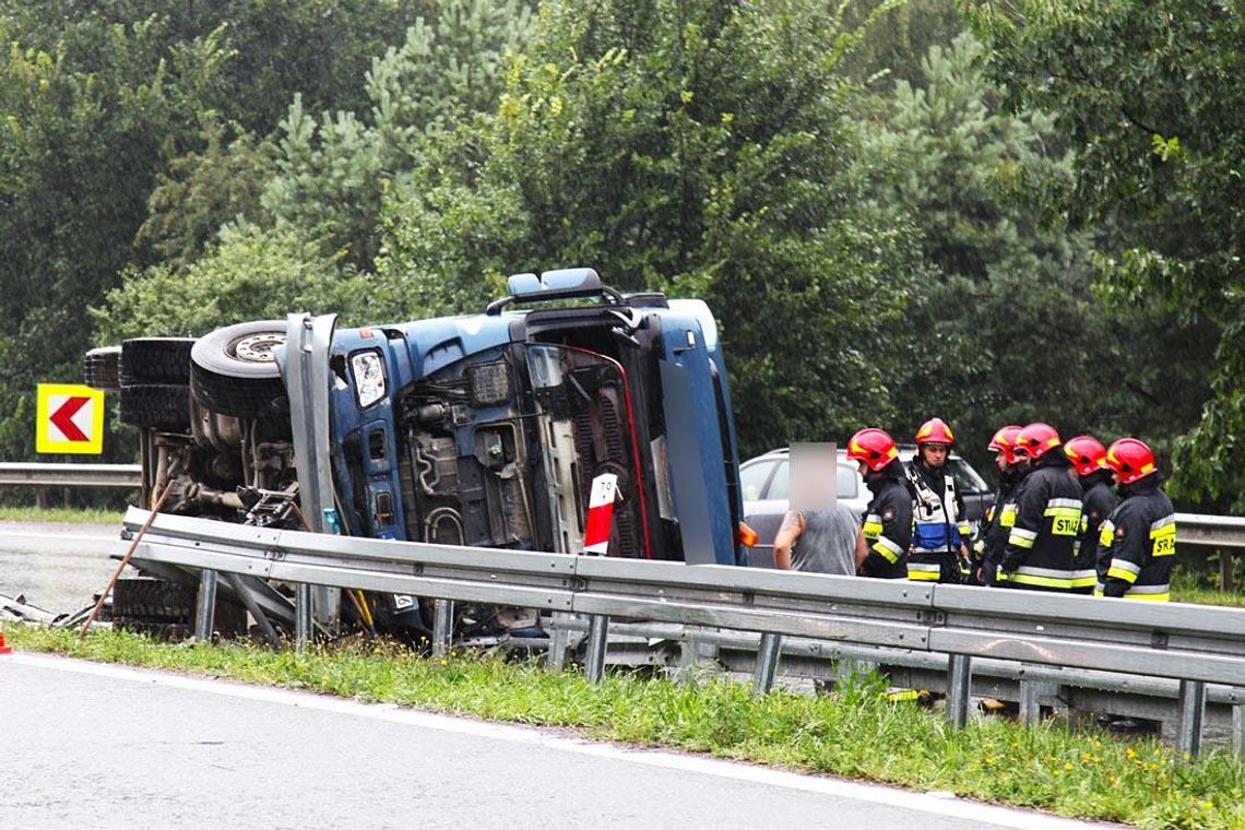 TIR leży na obwodnicy. Na  miejscu straż pożarna i policja. Możliwe utrudnienia