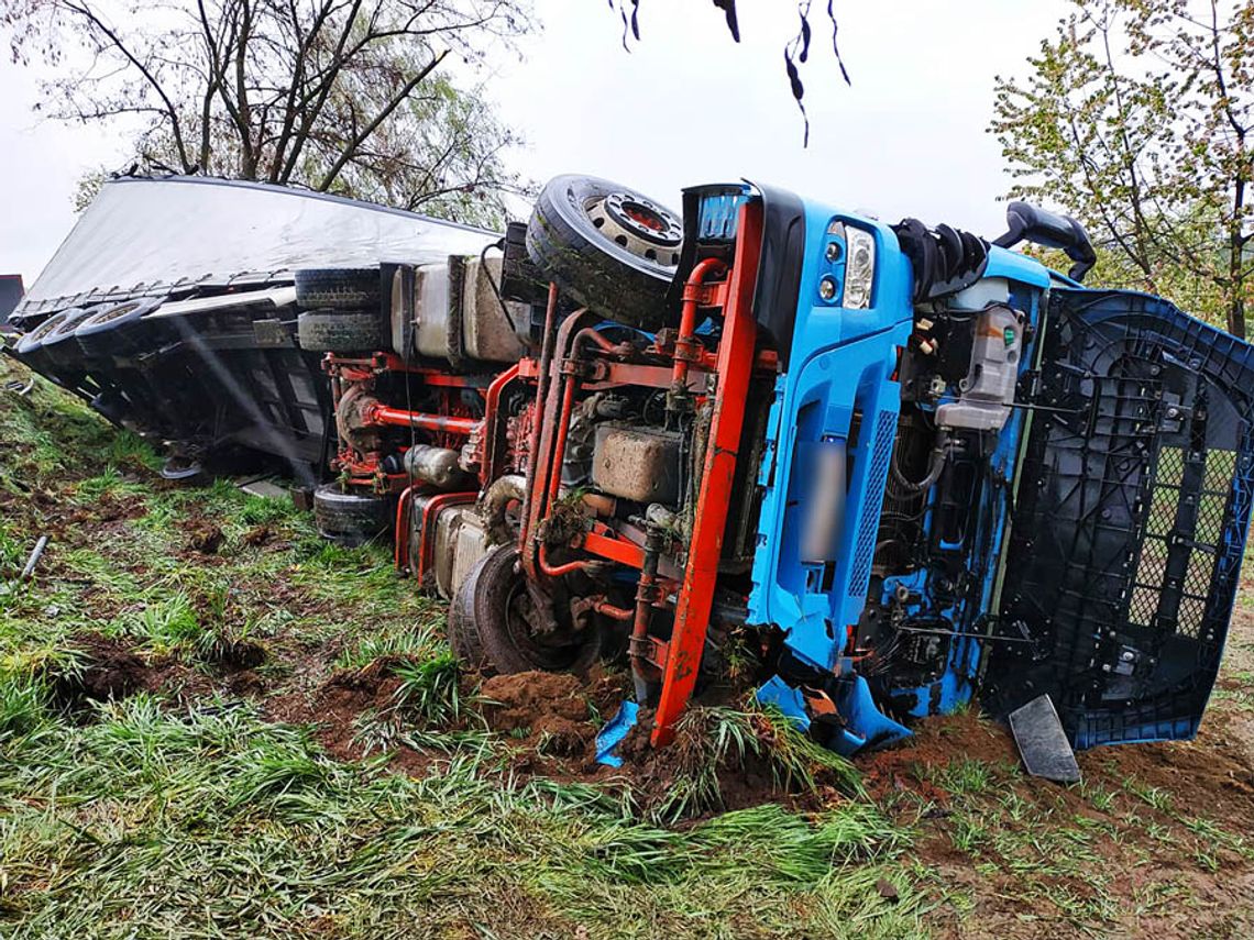 Tir spadł ze skarpy i rozbił się na polu. Wypadek na drodze krajowej