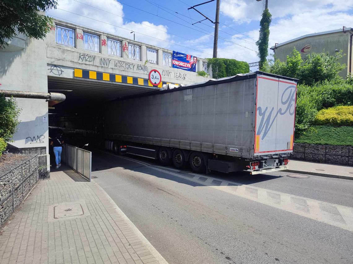 TIR zaklinował się pod wiaduktem w Śródmieściu. Pas od strony Pogorzelca zablokowany