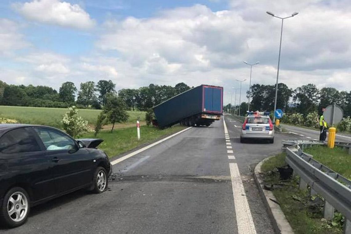 TIR zjechał na lewy pas i czołowo zderzył się z osobówką. Młoda dziewczyna w  szpitalu