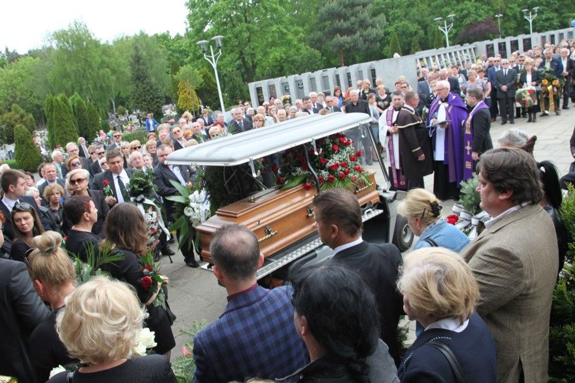 Tłumy na pogrzebie Anatola Majchera. Były dyrektor szpitala spoczął na cmentarzu "Kuźniczka"