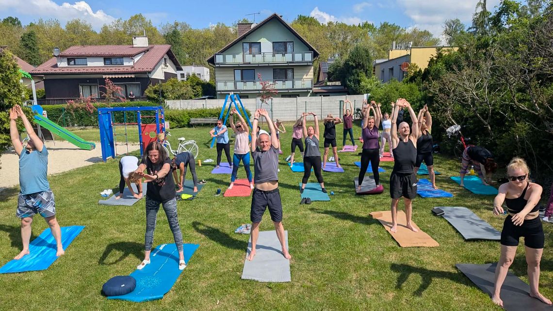 To był czas dla ciała i umysłu. Joga na trawie przyciągnęła mieszkańców To był czas dla ciała i umysłu. Joga na trawie przyciągnęła mieszkańców