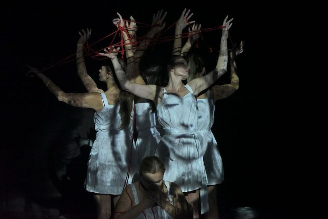 To nie będzie spektakl do obejrzenia i zapomnienia. KKoFFeina zaprasza na „Szepczące w ciemnościach”