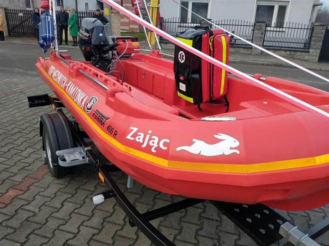To pierwsza taka łódź ratownicza w naszym powiecie. Uroczyste przekazanie strażakom z OSP Mechnica-Kamionka