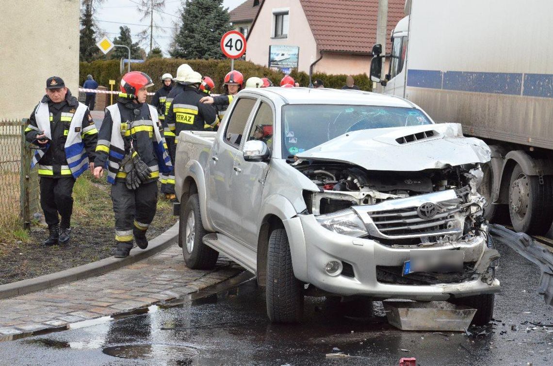 Toyota wjechała w ciężarówkę. Duże utrudnienia na drodze do Zdzieszowic. ZDJĘCIA