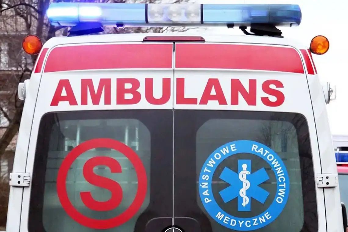 Tragiczne zdarzenie w Łańcu. Mężczyzna zmarł po upadku ze schodów do piwnicy