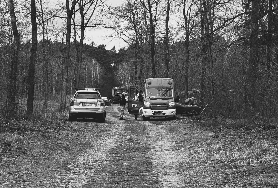 Tragiczny finał poszukiwań na jeziorze Kuźniczka. W wodzie ujawniono zwłoki Tragiczny finał poszukiwań na jeziorze Kuźniczka. W wodzie ujawniono zwłoki