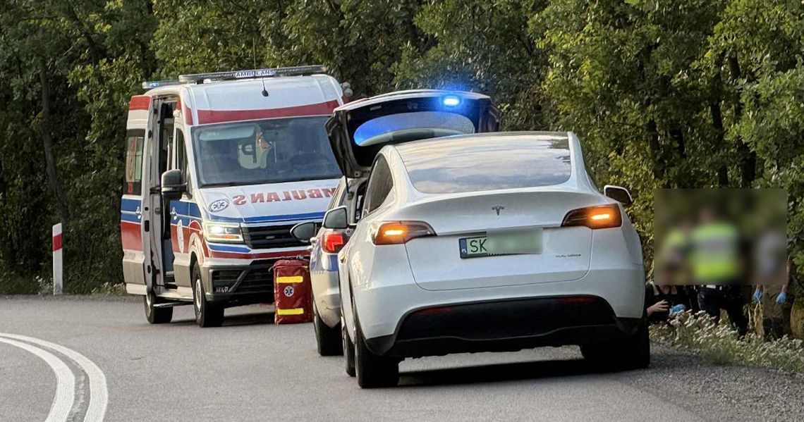 Tragiczny wypadek na wjeździe do Kłodnicy. Motocyklista zginął po uderzeniu w drzewo