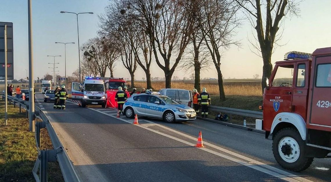 Tragiczny wypadek przy zjeździe z obwodnicy. Szkolny bus zderzył się czołowo z osobówką