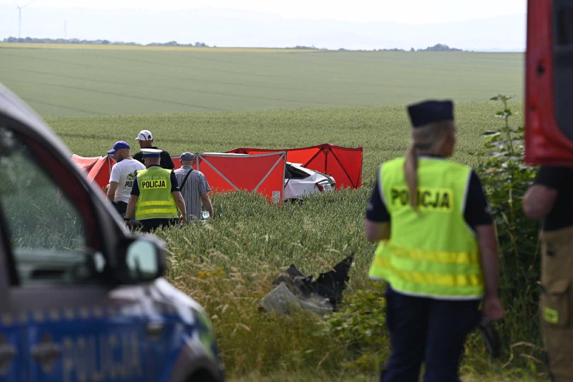 Tragiczny wypadek w Ucieszkowie. Zginęły dwie osoby, pięć kolejnych zabrano do szpitali. ZDJĘCIA