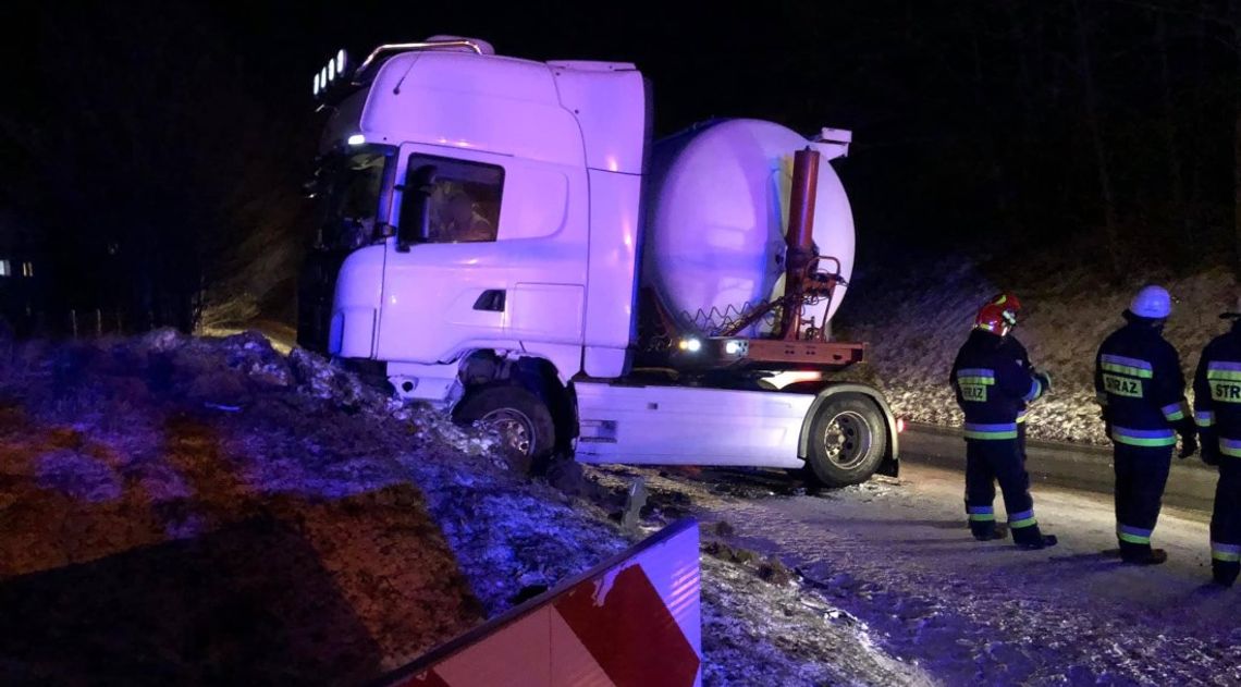 Trudne warunki na drogach przyczyną serii kolizji. Policjanci apelują o ostrożność