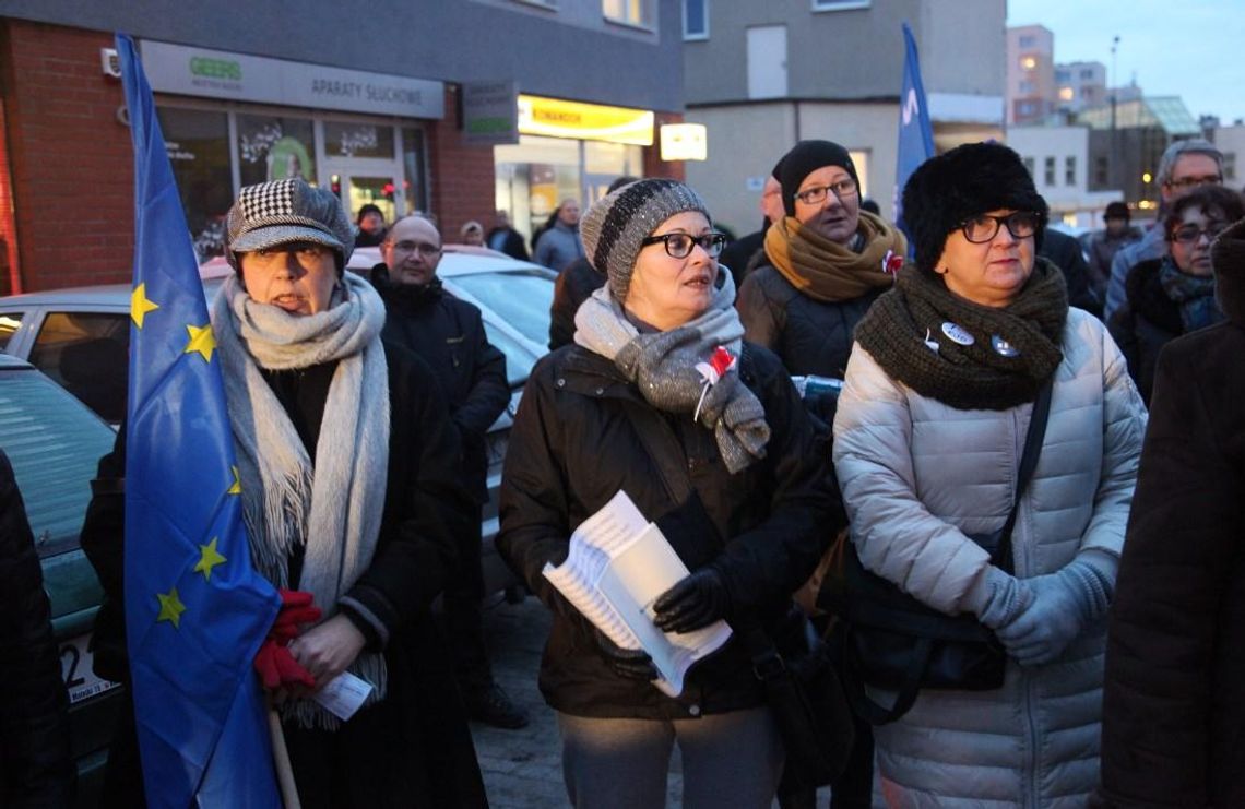 Trumienki, znicze i kukła Jarosława Kaczyńskiego na demonstracji KOD w Kędzierzynie-Koźlu. WIDEO