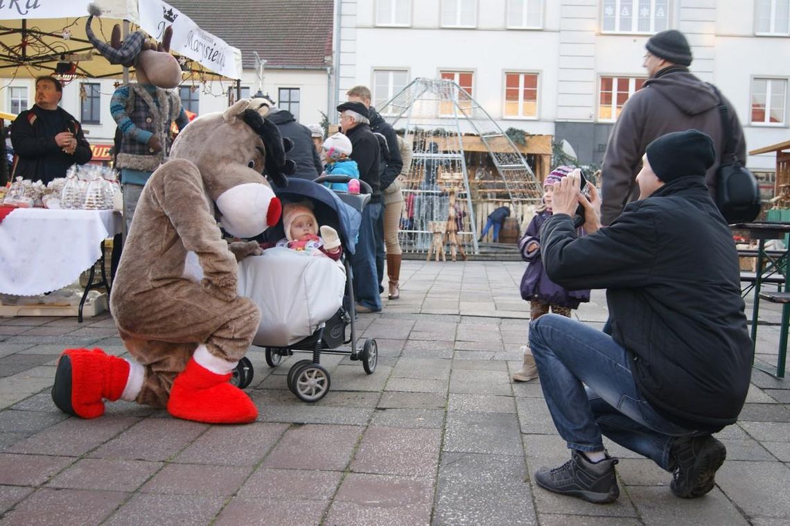 Trwa jarmark świąteczny na Rynku. Wieczorem „Kozielska Biesiada”. ZDJĘCIA