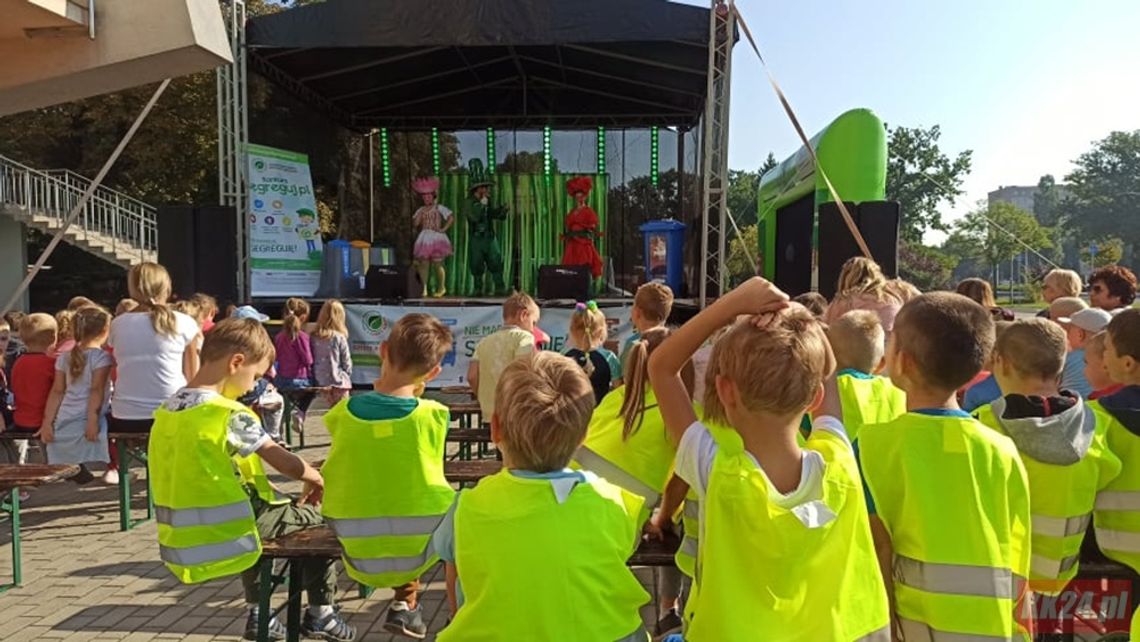 Trwa piknik "Czystego Regionu". Przyjdź pod halę „Śródmieście” i wymień elektrośmieci na sadzonki!