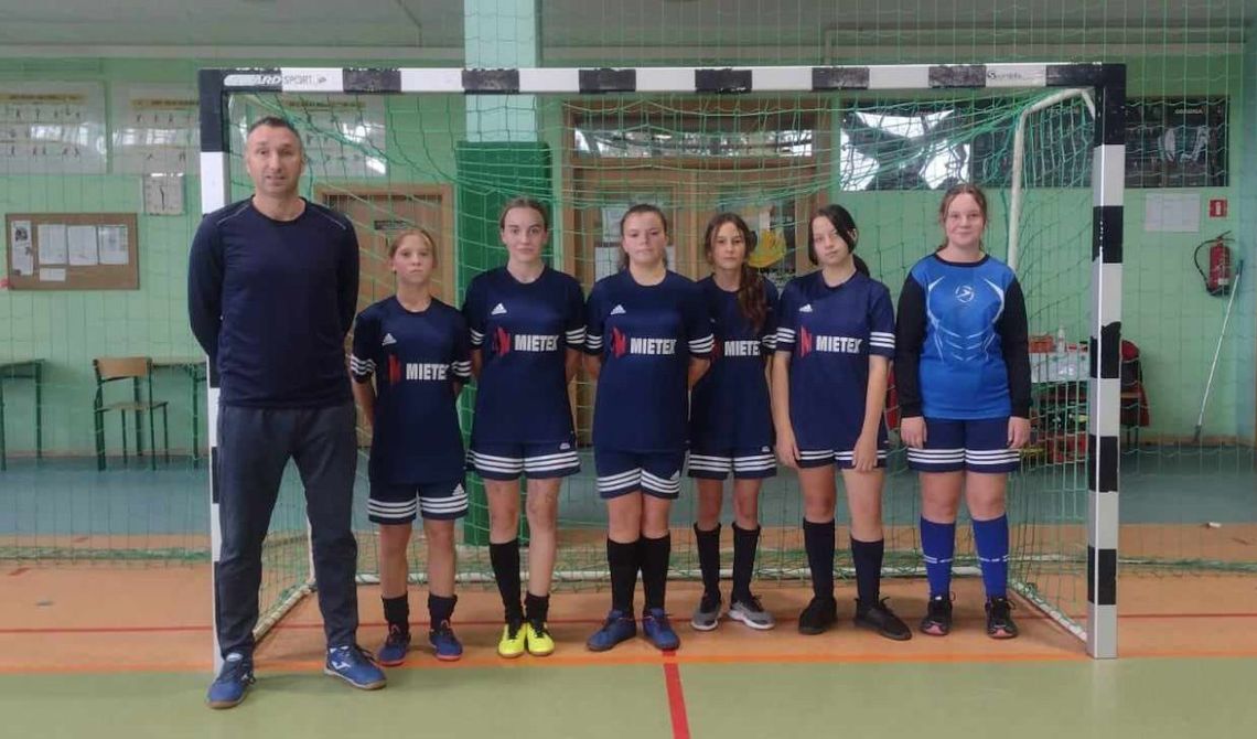 Trwa świetna passa młodych piłkarek z Gościęcina. Dziewczyny zwyciężyły w finale powiatowym halowej piłki nożnej