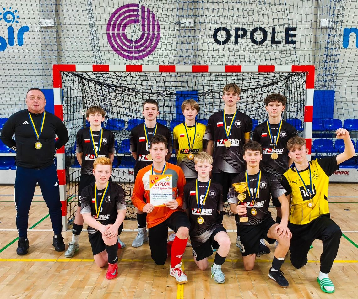 Trzecie złoto z rzędu! Historyczny triumf piłkarzy z "Dziewiętnastki" w Opolu
