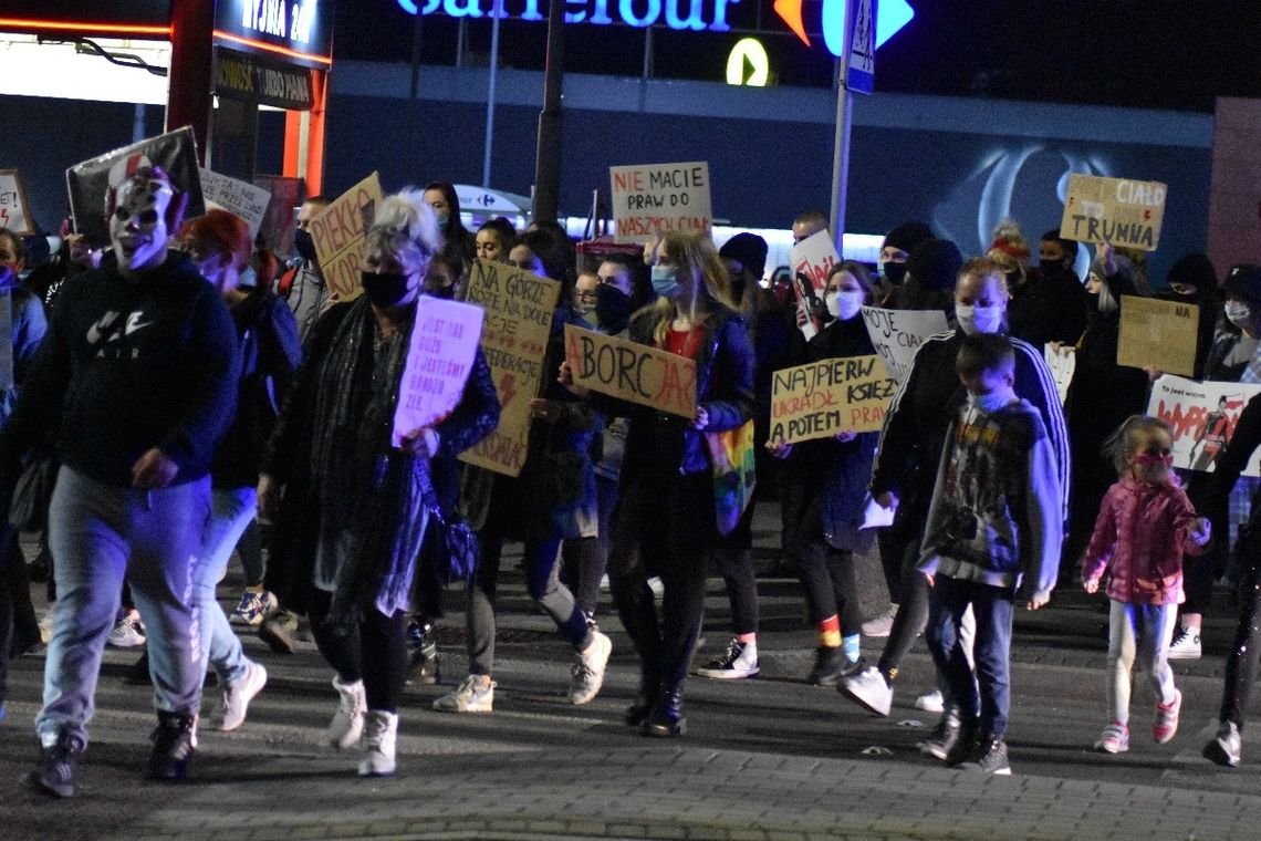 Trzeciego dnia na ulice Kędzierzyna-Koźla wyszło ponad pół tysiąca ludzi. Byli też "strażnicy krzyża"