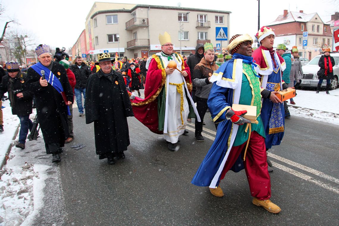 Trzej królowie w Kędzierzynie-Koźlu. Poszły za nimi tłumy mieszkańców. ZDJĘCIA