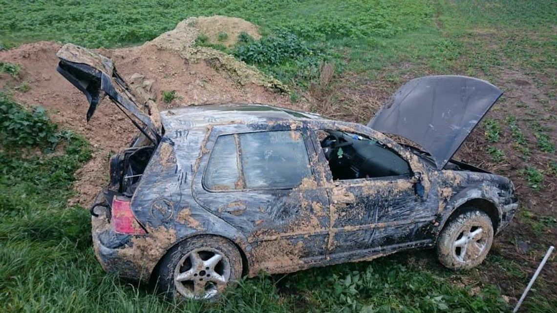 Twarde lądowanie golfem w polu. Wypadek na drodze krajowej nr 45