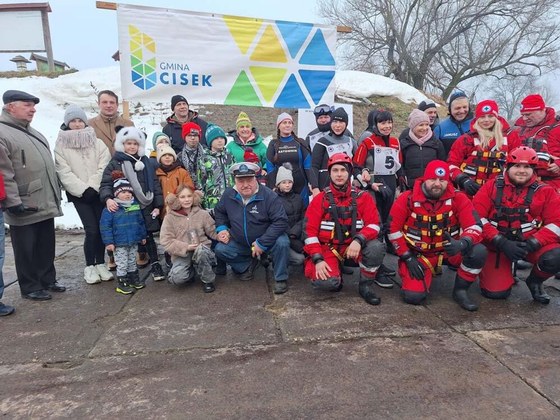 Twardziele znowu to zrobili! Siedmiu śmiałków spłynęło lodowatą Odrą