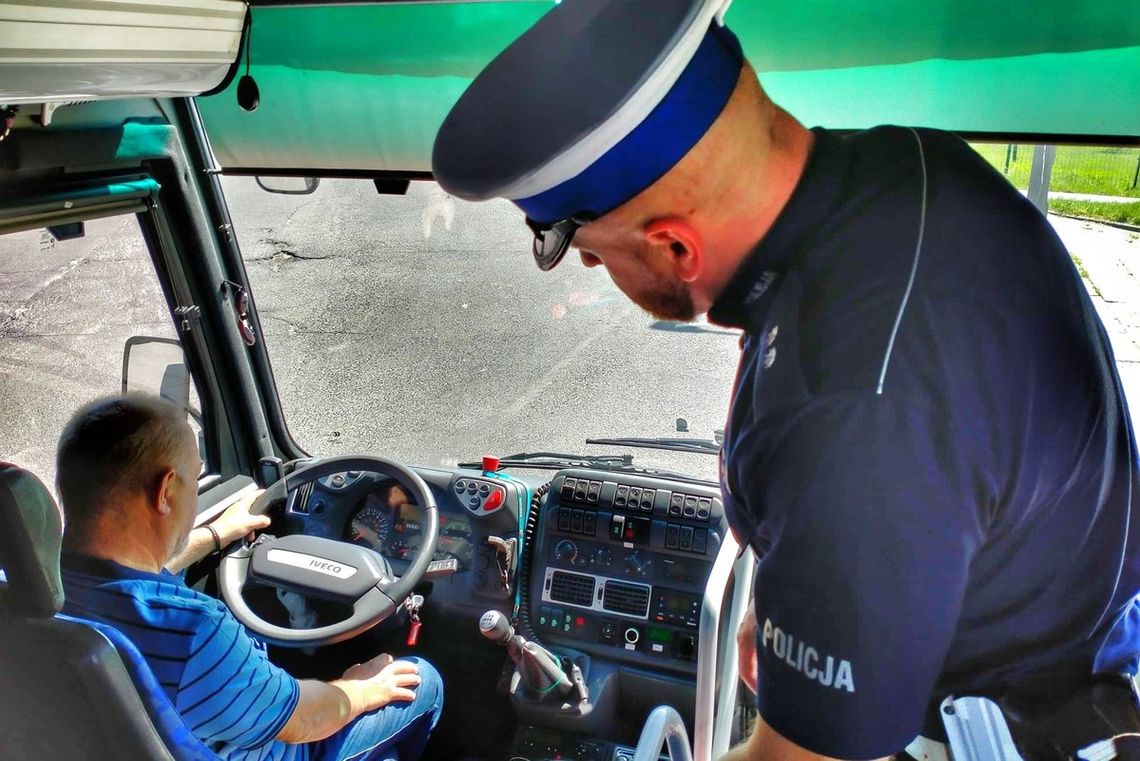 Twoje dziecko jedzie na wakacyjną wycieczkę? Policjanci sprawdzają autokary i busy
