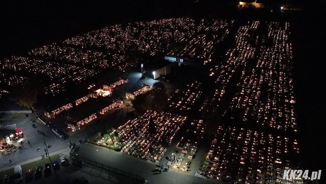 Tysiące zniczy rozświetlają cmentarz Kuźniczka. Niesamowite zdjęcia z lotu ptaka