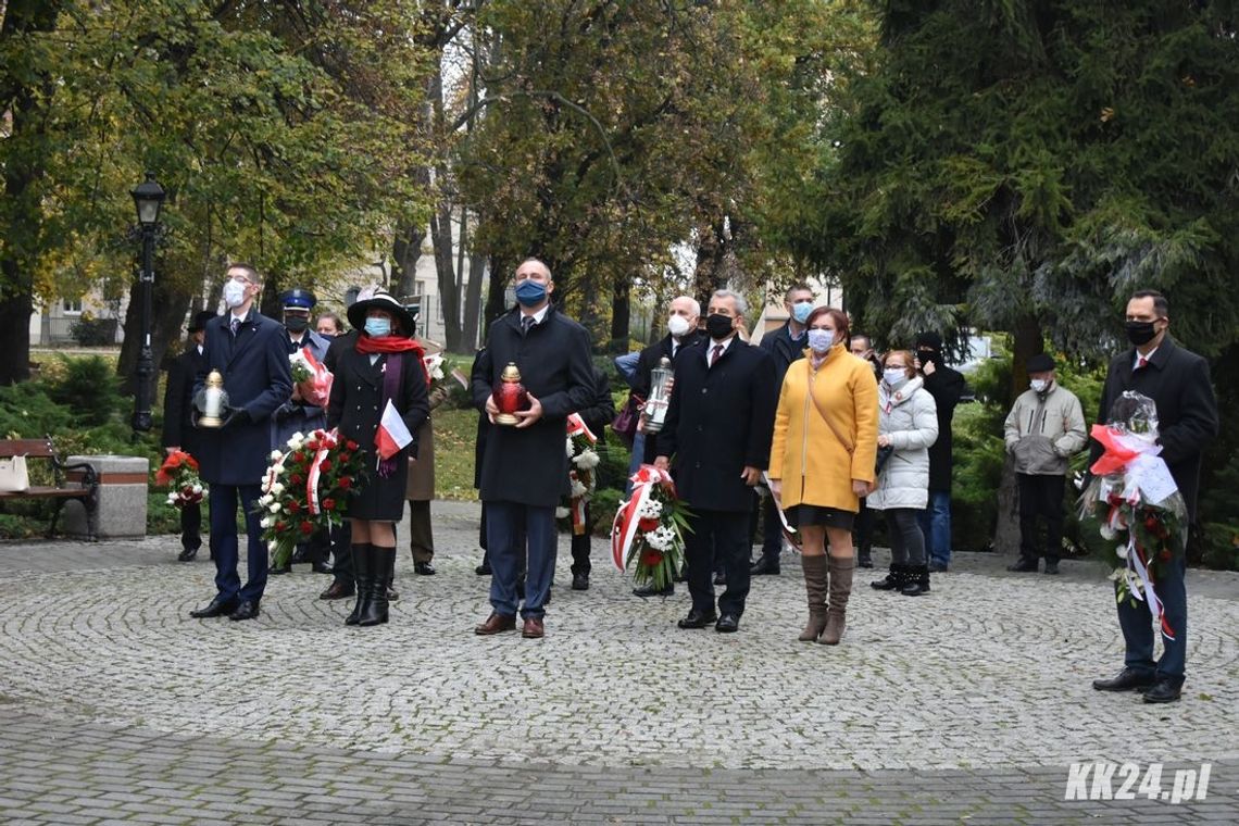 Uczcili 102. rocznicę odzyskania niepodległości. Uroczystość pod pomnikiem Piłsudskiego. ZDJĘCIA