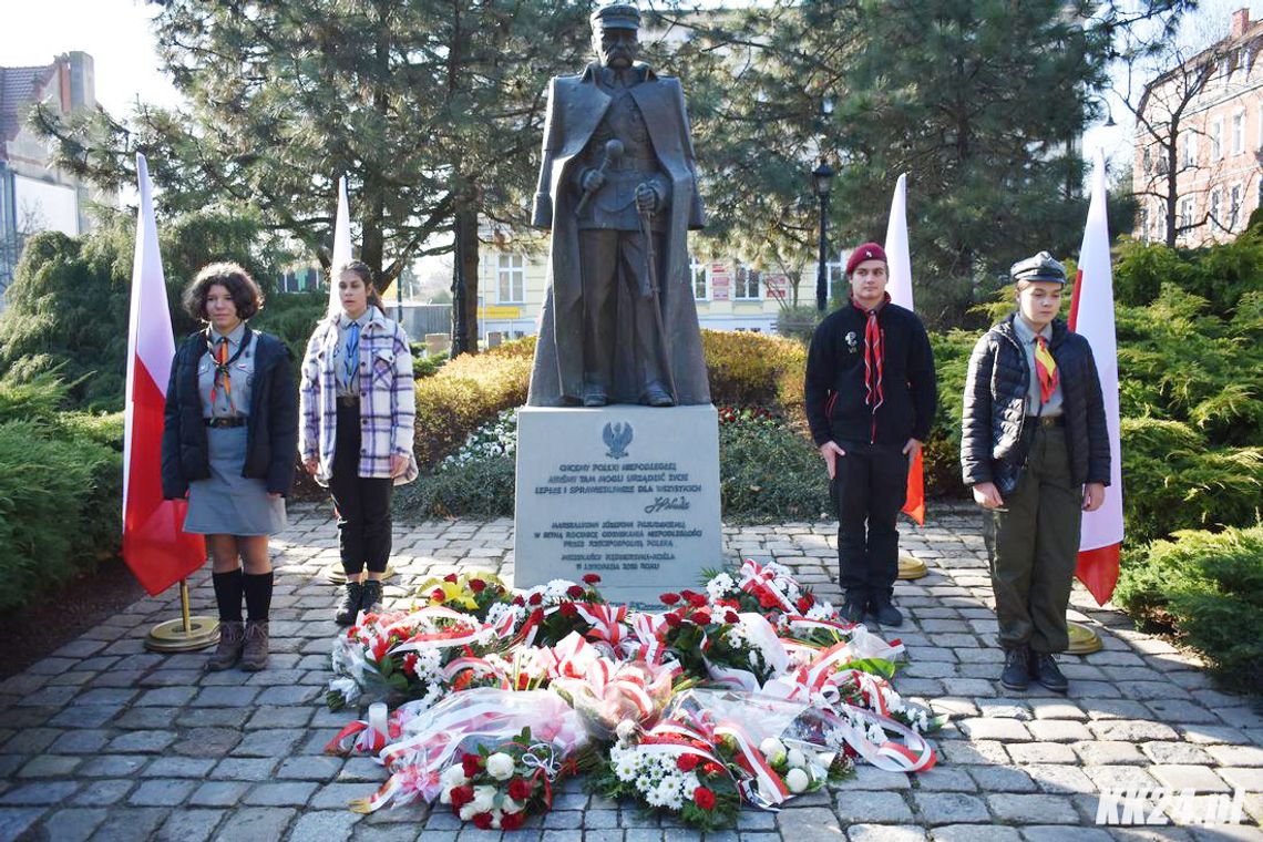 Uczcili 103. rocznicę odzyskania niepodległości. Uroczystości w kościele i pod pomnikiem Piłsudskiego. ZDJĘCIA