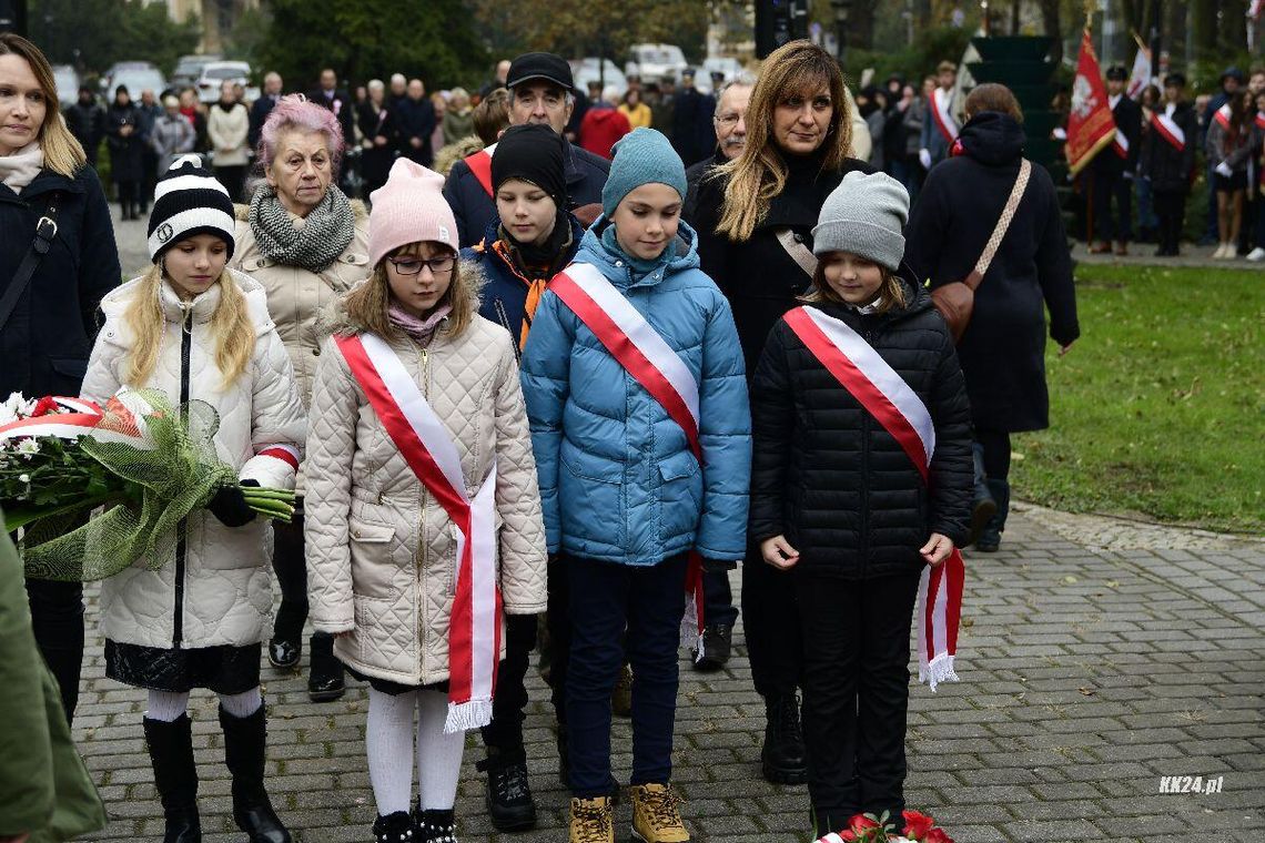 Uczcili 106. rocznicę odzyskania niepodległości. Uroczystość pod pomnikiem Piłsudskiego. ZDJĘCIA