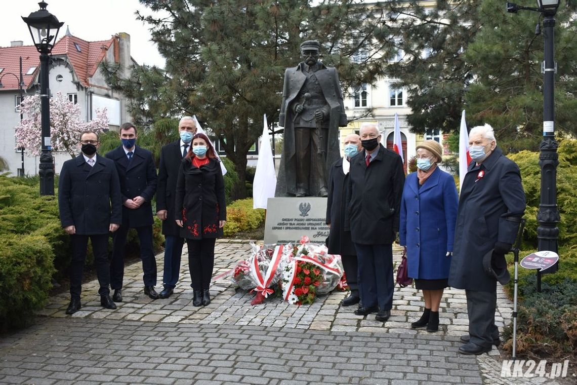 Uczcili 230. rocznicę uchwalenia Konstytucji 3 maja. Uroczystość pod pomnikiem Piłsudskiego. ZDJĘCIA