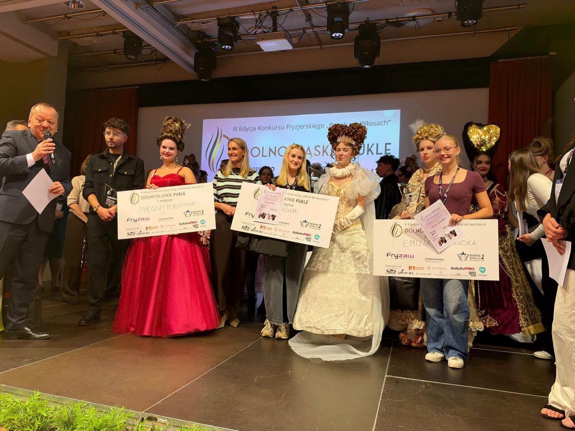 Uczennice „Budowlanki” na podium ogólnopolskiego konkursu. Zachwyciły barokowymi fryzurami Uczennice „Budowlanki” na podium ogólnopolskiego konkursu. Zachwyciły barokowymi fryzurami