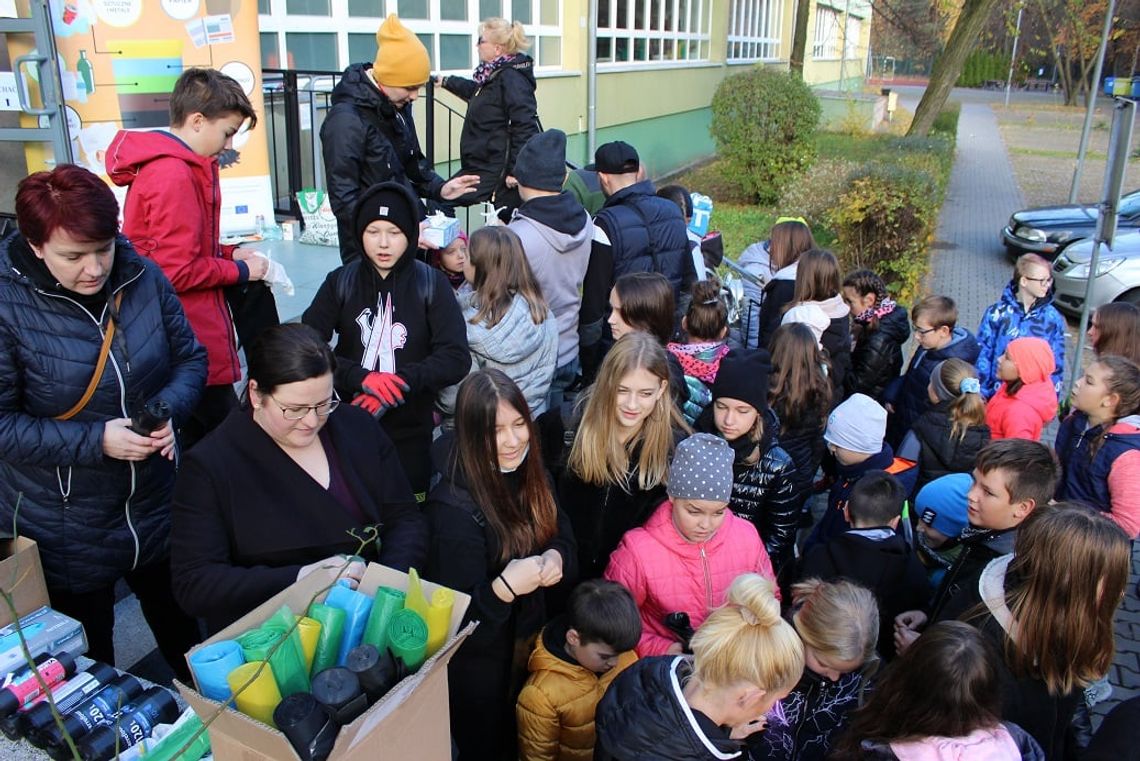 Uczniowie dali przykład, jak dbać o Ojczyznę. W sobotę 150 osób sprzątało park i lasy