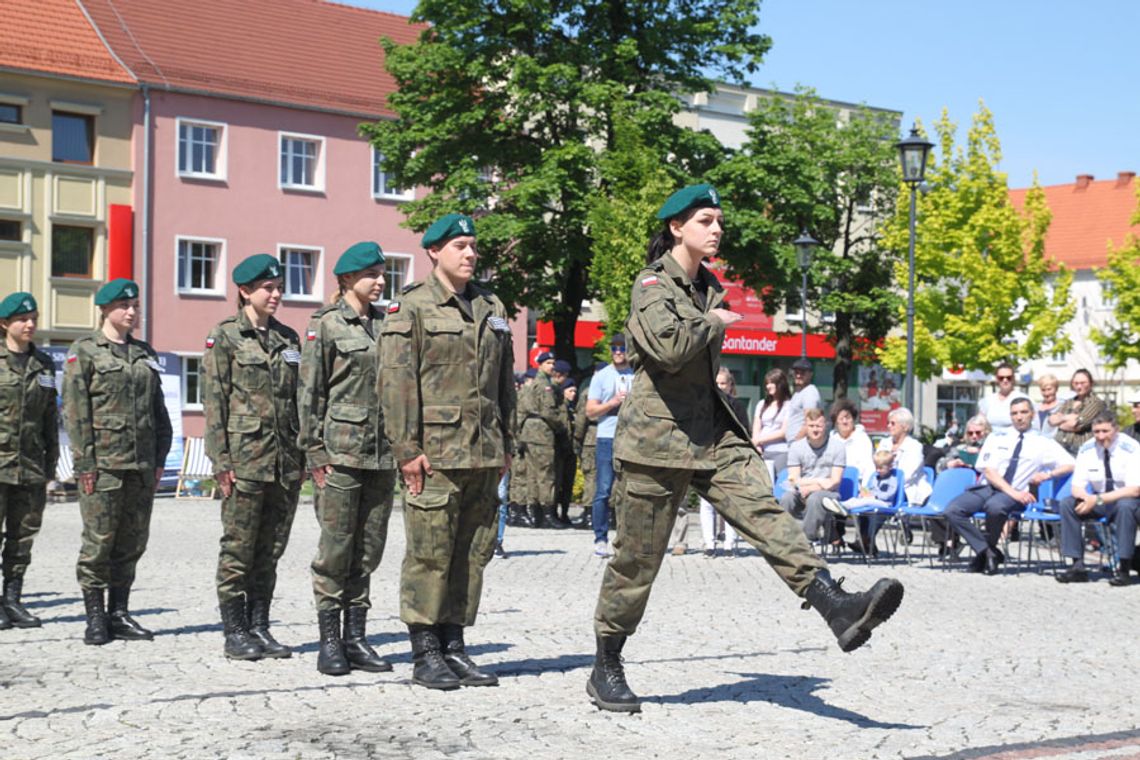 Uczniowie klas mundurowych z całej Opolszczyzny dali w Kędzierzynie-Koźlu popis musztry. ZDJĘCIA