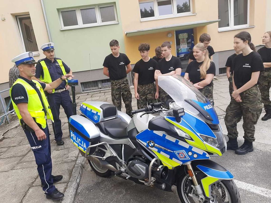 Uczniowie klasy mundurowej z wizytą w komendzie policji. Funkcjonariusze zachęcali do wstąpienia w ich szeregi