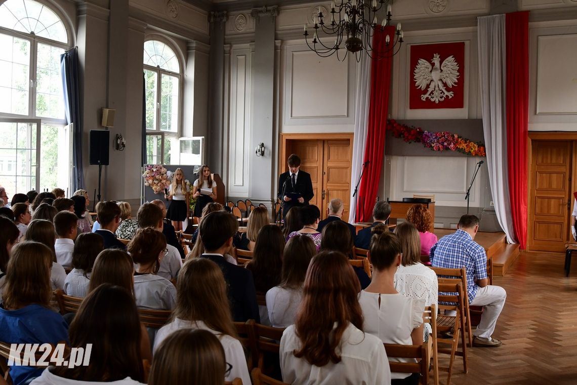 Uczniowie ponownie zasiedli w szkolnych ławach. Uroczyste rozpoczęcie roku szkolnego w I Liceum Ogólnokształcącym im. Henryka Sienkiewicza