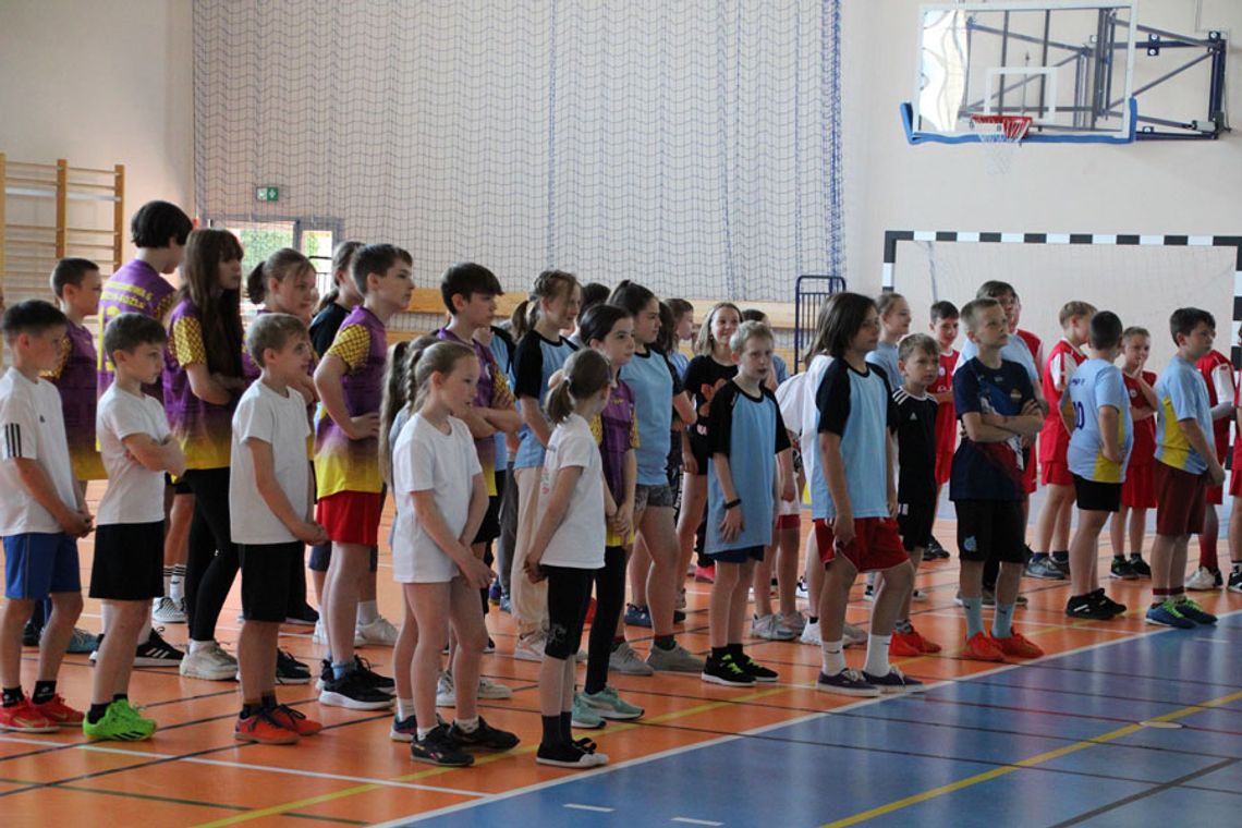 Uczniowie z Kędzierzyna-Koźla uczestniczą w dodatkowych zajęciach sportowych. Miniolimpiada w "Dziesiątce"