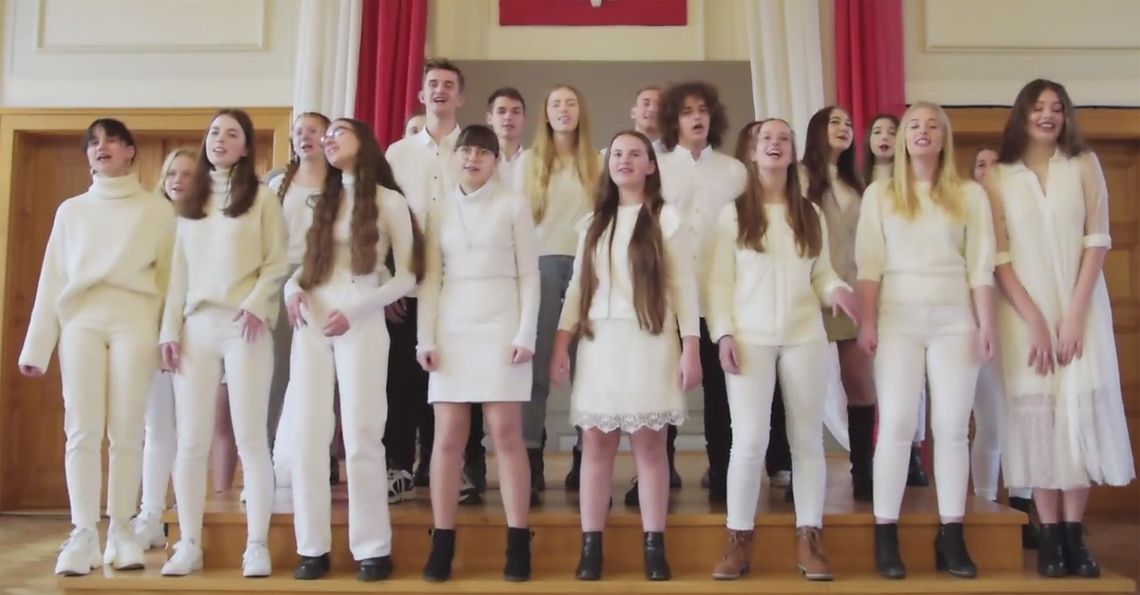 Uczniowie z kozielskiego liceum nagrali piękną piosenkę świąteczną. Premierowy teledysk. WIDEO
