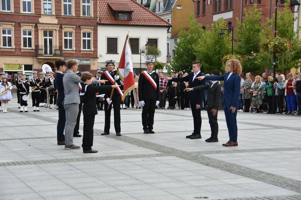 Uczniowie Zespołu Szkół Żeglugi Śródlądowej złożyli uroczyste ślubowanie na kozielskim rynku