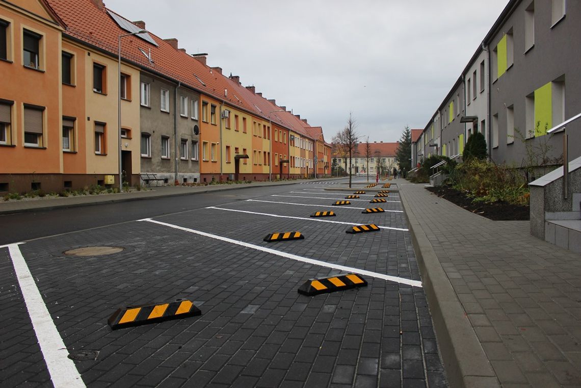 Ulica Słowackiego oddana do użytku po remoncie. Mieszkańcy mogą korzystać z nowych miejsc parkingowych