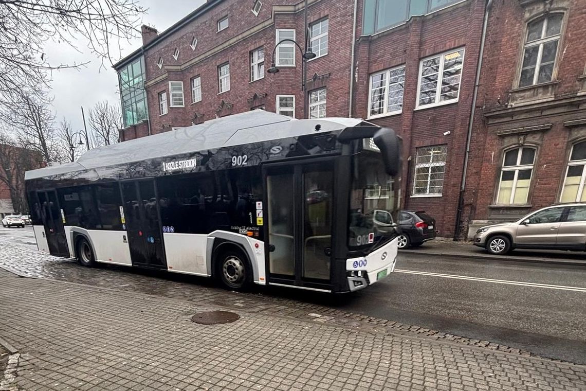 Ulice Kędzierzyna-Koźla przemierza testowy autobus Solaris. Jest tak cichy, że trzeba było go "podgłośnić"