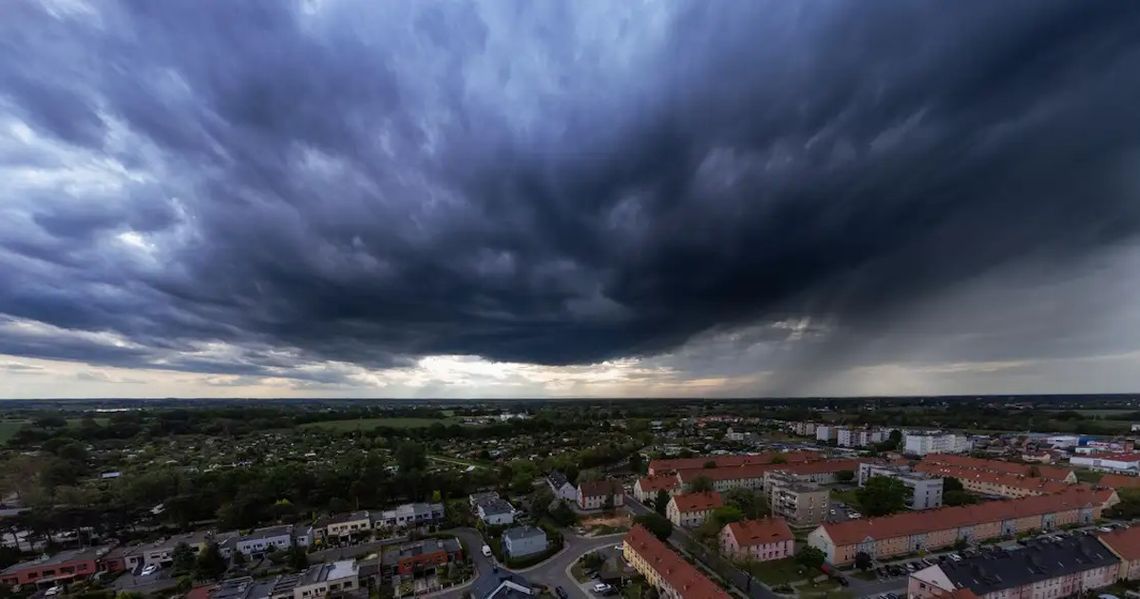 Upał nie zelżeje, ale możliwe są gwałtowne burze. Synoptycy wydali dwa ostrzeżenia meteorologiczne