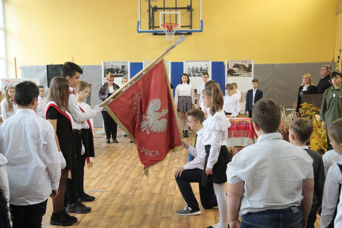 Upamiętnili polską historię, zmienili szkolną. Nowy sztandar w "jedynce"