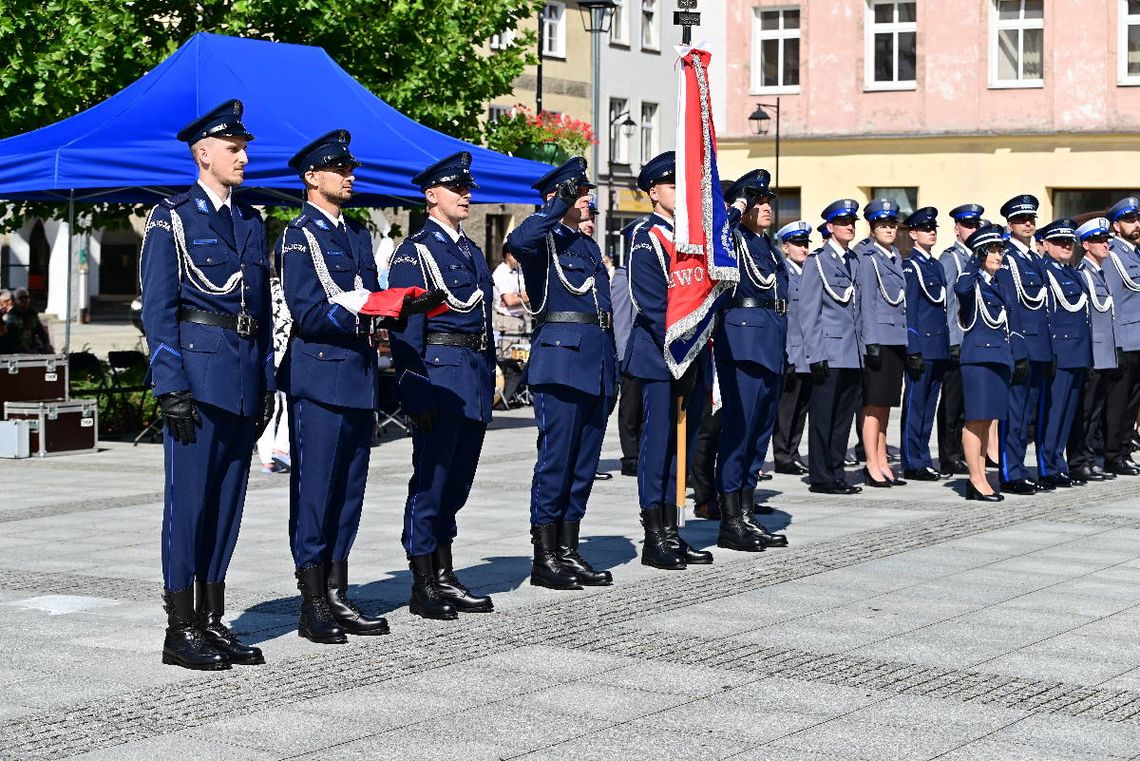 Uroczyste obchody Święta Policji na kozielskim rynku. Były awanse, wyróżnienia i podziękowania